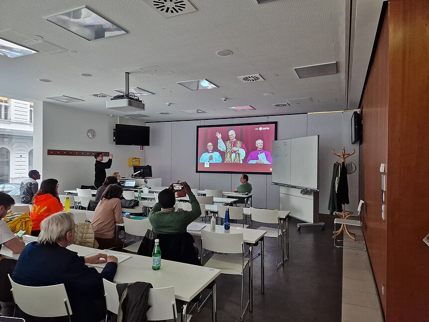 Studierende verfolgen Papstwahl 2025 im Seminarraum